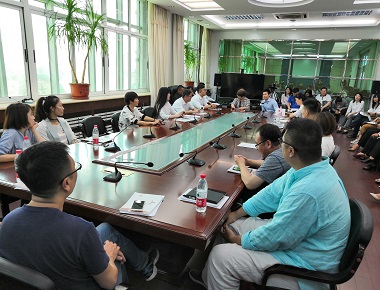 座谈会.jpg